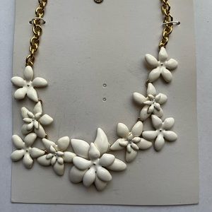 Beautiful New White Flowers Necklace!